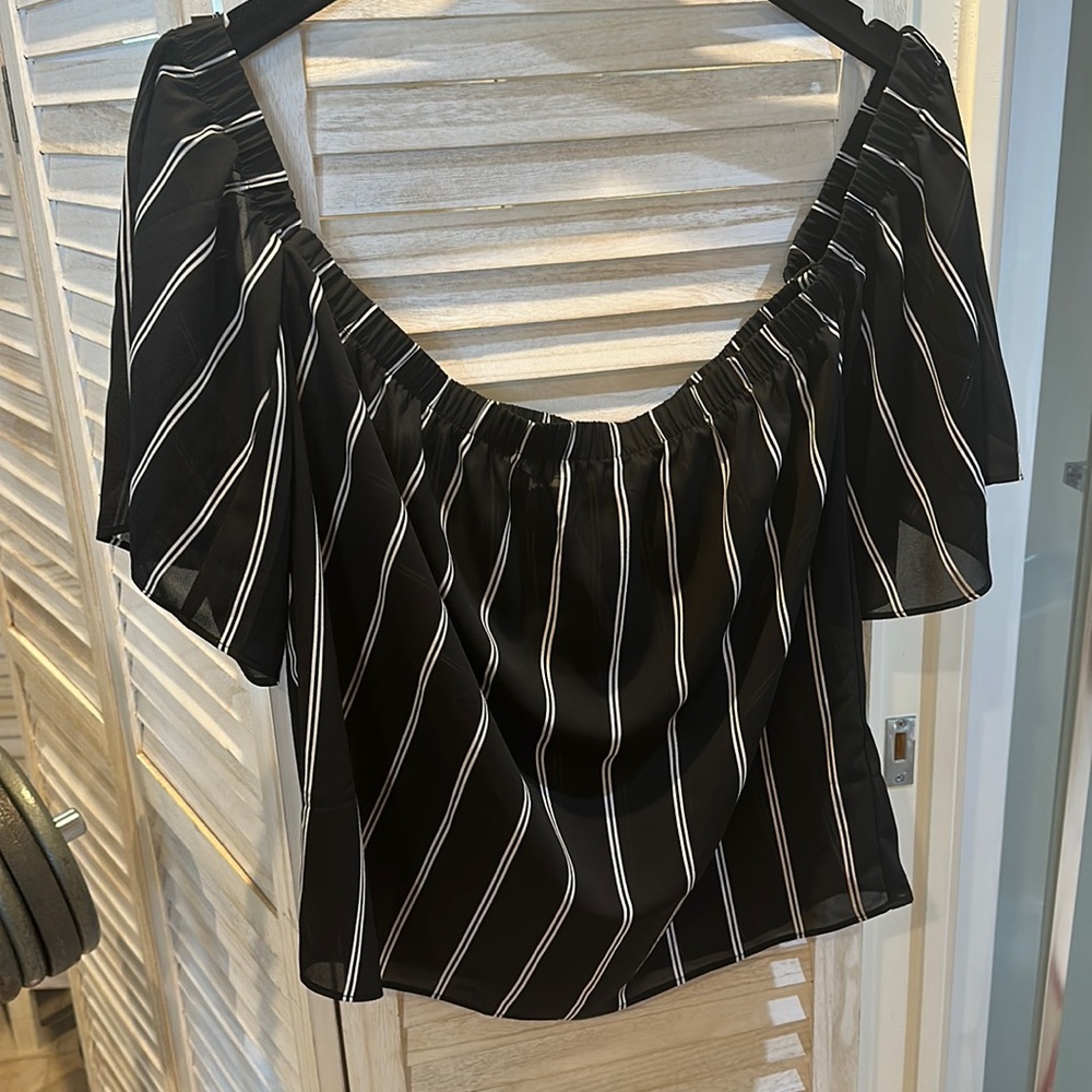 New Off the shoulders White House Black Market